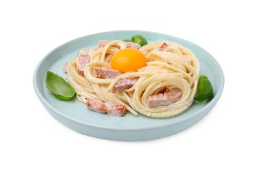 Lezzetli bir tabak Carbonara makarnası ve yumurta sarısı beyaza izole edilmiş.