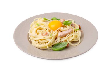 Lezzetli bir tabak Carbonara makarnası ve yumurta sarısı beyaza izole edilmiş.