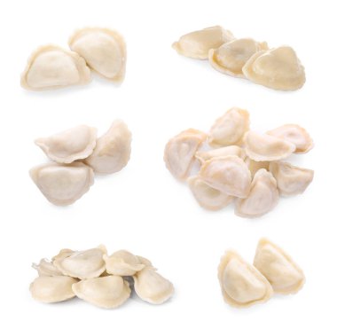 Beyaz arka planda patatesli bir sürü mantı (varenyky)