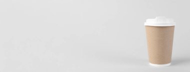 İçmek için. Beyaz arka planda kağıt kahve fincanı, mesaj için boşluk. Pankart tasarımı