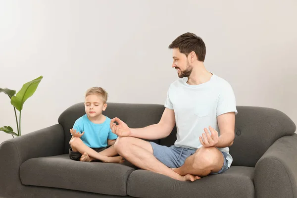 Pai Com Filho Meditando Juntos Sofá Casa — Fotografia de Stock