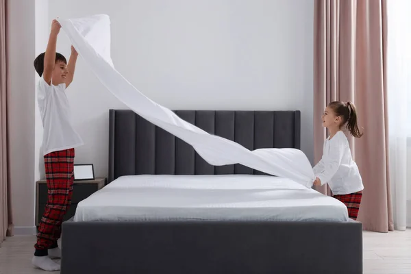 Brother Sister Changing Bed Linens Together Bedroom — Stock Photo, Image