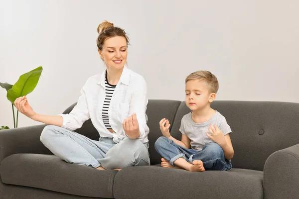 Matka Synem Meditují Spolu Gauči Doma Harmonie Zen — Stock fotografie