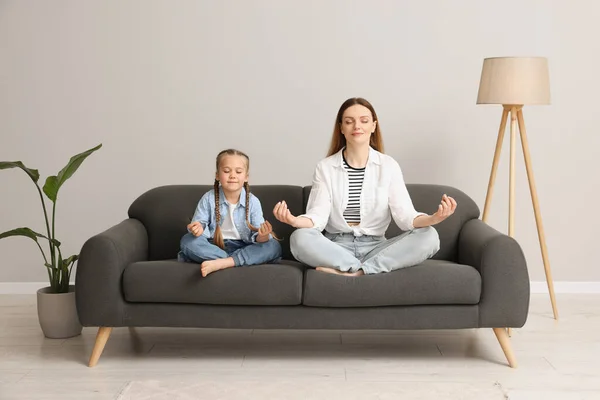 Mutter Mit Tochter Beim Gemeinsamen Meditieren Hause Harmonie Und Zen — Stockfoto