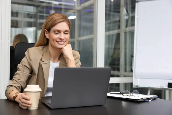 Mulher Com Xícara Café Trabalhando Laptop Mesa Preta Escritório Espaço — Fotografia de Stock