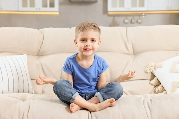 Malý Chlapec Medituje Měkké Pohovce Doma — Stock fotografie