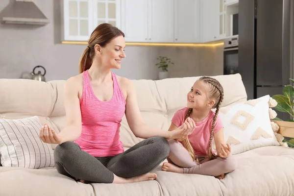Mutter Mit Tochter Meditiert Hause Auf Sofa — Stockfoto