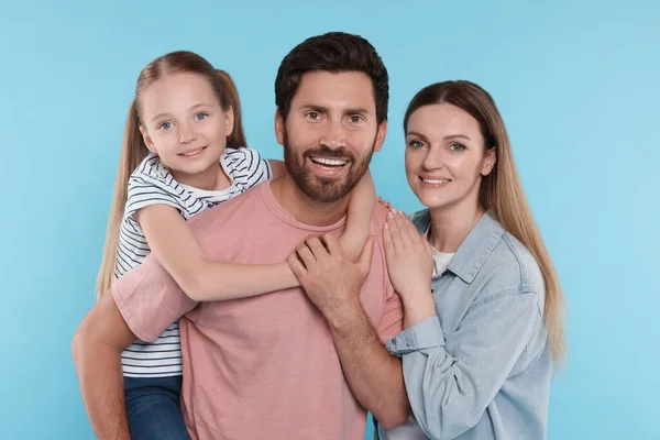明るい青の背景で一緒に幸せな家族 — ストック写真
