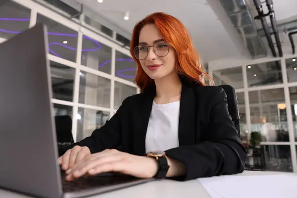 办公室里拿着手提电脑的妇女 — 图库照片