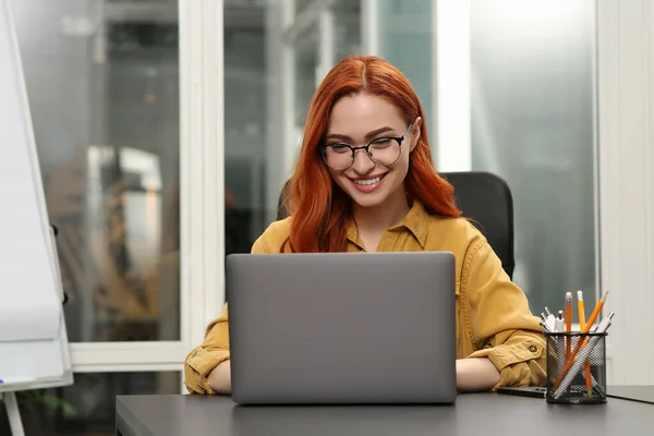 办公室里拿着手提电脑工作的快乐女人 — 图库照片