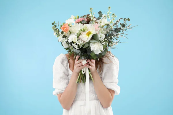 Жінка Покриває Обличчя Букетом Красивих Квітів Світло Блакитному Фоні — стокове фото
