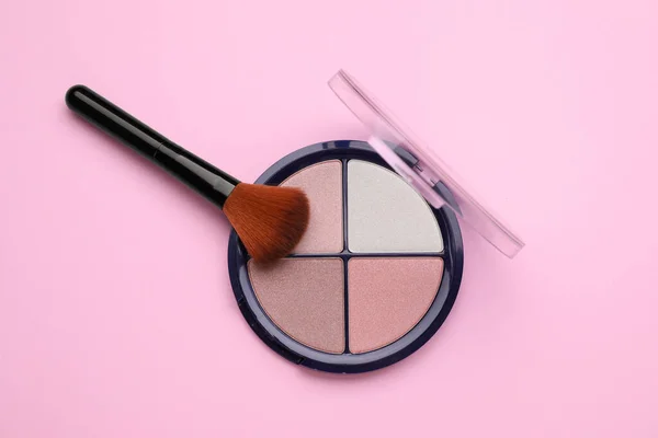 淡いピンクの背景にブラシでカラフルな輪郭パレット トップビュー 専門化粧品 — ストック写真