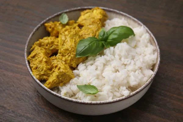 Köstlicher Reis Und Huhn Mit Currysoße Auf Holztisch Nahaufnahme — Stockfoto