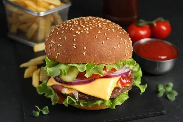 Pyszny Burger Wołowiną Patty Ciemnym Stole Zbliżenie — Zdjęcie stockowe