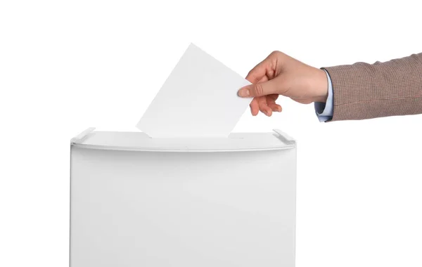 妇女把她的投票在投票箱在白色背景 特写镜头 — 图库照片