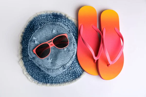 Sunglasses Hat Bright Flip Flops White Background Flat Lay Beach — Stock Photo, Image