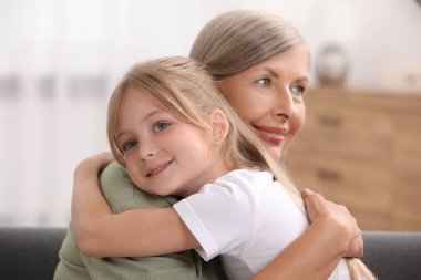 Mutlu büyükanne torununa evde sarılıyor.