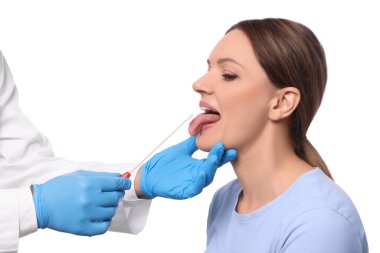 Doktor, beyaz arka planda kadının ağız boşluğundan örnek alıyor.