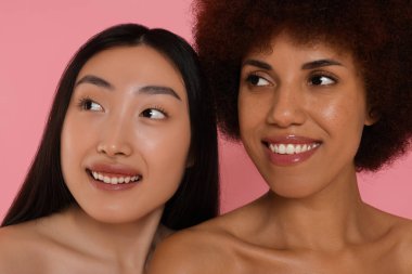 Pembe arka planda güzel genç kadınların portresi