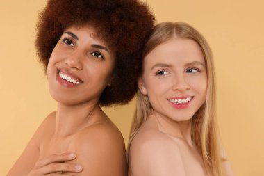 Bej arka planda güzel genç kadınların portresi