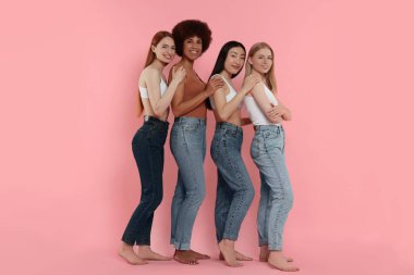 Pembe arka planda güzel genç kadınların portresi