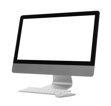 Beyaz arkaplanda boş ekranı, klavyesi ve faresi olan yeni bilgisayar