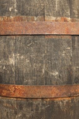 Arkaplan olarak geleneksel ahşap fıçı, yakın plan. Şarap yapımı.