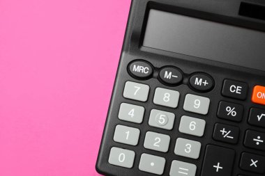 Pembe arka planda hesap makinesi, üst manzara. Metin için boşluk