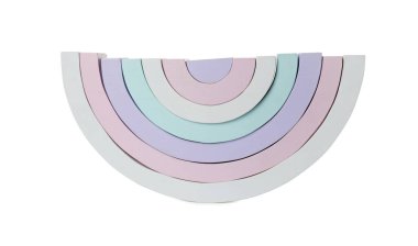 Beyaza izole edilmiş renkli bir gökkuşağı. Çocuk oyuncağı.