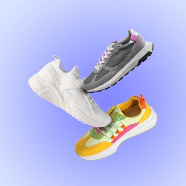 Mavi arkaplana düşen farklı spor ayakkabıları