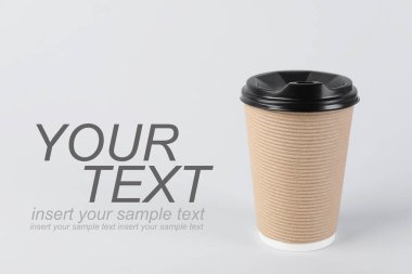 Paket kahve. Açık gri arka planda plastik kapaklı kağıt bardak. Metnin için boşluk ile tasarım yap