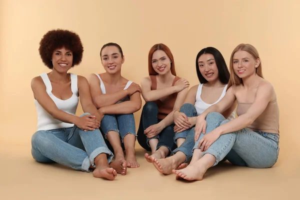 Grupo Hermosas Mujeres Jóvenes Sentadas Sobre Fondo Beige — Foto de Stock
