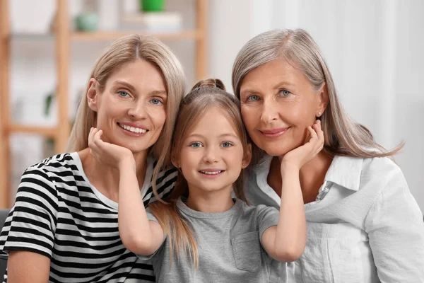 Три Покоління Щаслива Бабуся Дочка Онука Вдома — стокове фото