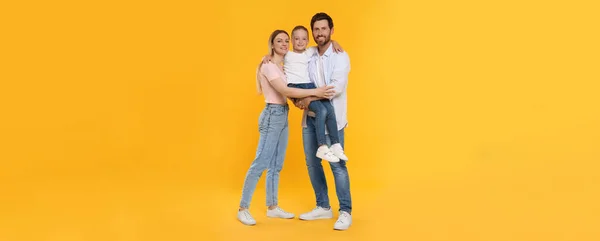 Szczęśliwa Rodzina Dzieckiem Pomarańczowym Tle Projekt Banera — Zdjęcie stockowe