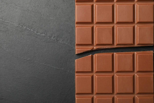 Вкусный Сломанный Шоколад Сером Столе Вид Сверху Пространство Текста — стоковое фото