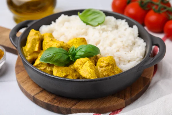 Köstlicher Reis Und Huhn Mit Currysoße Auf Weißem Tisch Nahaufnahme — Stockfoto