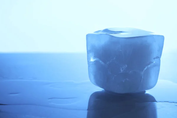 Cubo Ghiaccio Cristallino Sfondo Azzurro Primo Piano Spazio Testo Effetto — Foto Stock