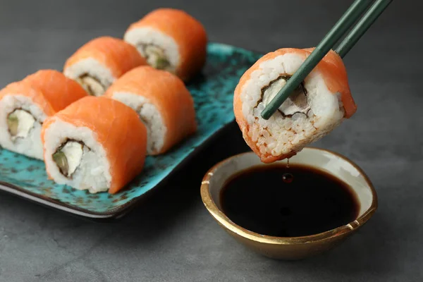 Namáčení Chutné Sushi Rolky Lososem Sójové Omáčky Šedém Stole Detailní — Stock fotografie
