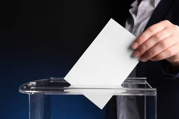 Kvinde Sætter Sin Stemme Stemmeurnen Mørkeblå Baggrund Closeup - Stock-foto