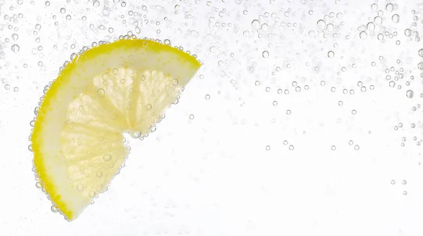 Água Refrescante Refrigerante Fatia Limão Contra Fundo Branco Design Banner — Fotografia de Stock