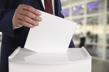 Adam puslu arka planda oyunu sandığa koyuyor, yakın plan.