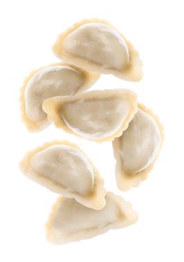 Lezzetli hamur köfteleri (varenyky) beyaz arkaplana doğru düşüyor