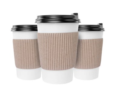 İçmek için. Beyaz üzerine izole edilmiş üç tane kağıt kahve fincanı.