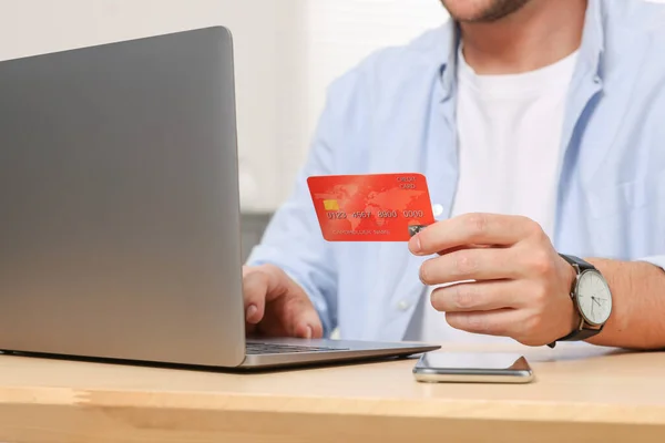 Mężczyzna Kartą Kredytową Pomocą Laptopa Zakupów Online Przy Drewnianym Stole — Zdjęcie stockowe