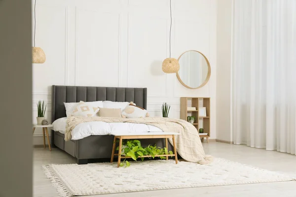 Elegante Dormitorio Interior Con Gran Cama Cómoda Espejo —  Fotos de Stock