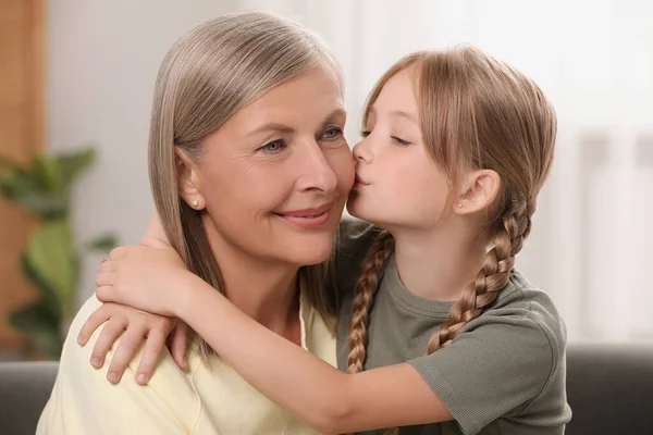 Boldog Unoka Megcsókolja Nagymamáját Otthon — Stock Fotó