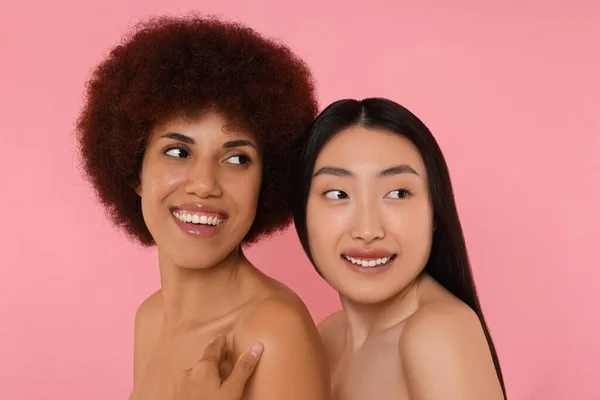 Portret Van Mooie Jonge Vrouwen Roze Achtergrond — Stockfoto