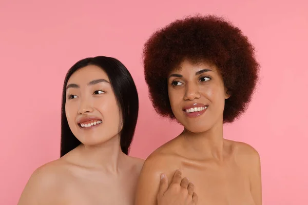 Porträt Schöner Junger Frauen Auf Rosa Hintergrund — Stockfoto
