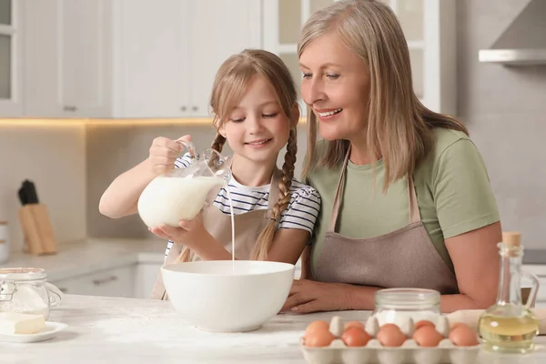 Gelukkig Grootmoeder Met Haar Kleindochter Koken Samen Keuken — Stockfoto