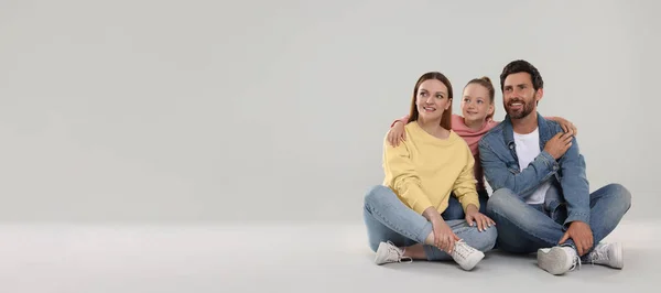 Lycklig Familj Med Barn Ljusgrå Bakgrund Utrymme För Text Banderolldesign — Stockfoto